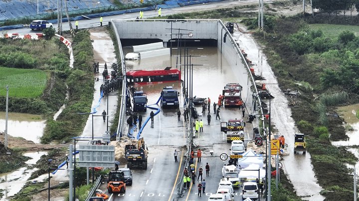 #เกาหลีใต้ เศร้า!! น้ำทะลักท่วมอุโมงค์ เสียชีวิตเป็นจำนวนมาก

จากเหตุฝนตกหนัก ทำให้เกิดน้ำท่วมฉับพลันและดินถล่มในหลายพื้นที่ในเกาหลีใต้ ระดับน้ำในแม่น้ำที่สูงขึ้นทำให้น้ำล้นและพังคันกั้นน้ำ ทะลักเข้าท่วมอุโมงค์ใต้ดินกลางเมือง

ส่งผลให้มีรถติดค้าง