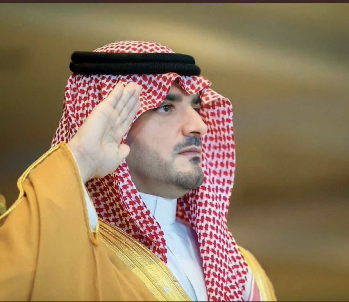 #عبدالعزيز_بن_سعود_بن_نايف

حكامنا (روس العرب ) مرجعكم
الله عطاهم  هيمنة  ، وسياسه
،
ردوا   الخبر    عنّا  و ردّه    عنكم
للملك روس ، وللقطيع حراسه
،
من سب  حكام   الجزيره   منكم
( ردوا عليه ، بطلقتةٍ في  راسه )