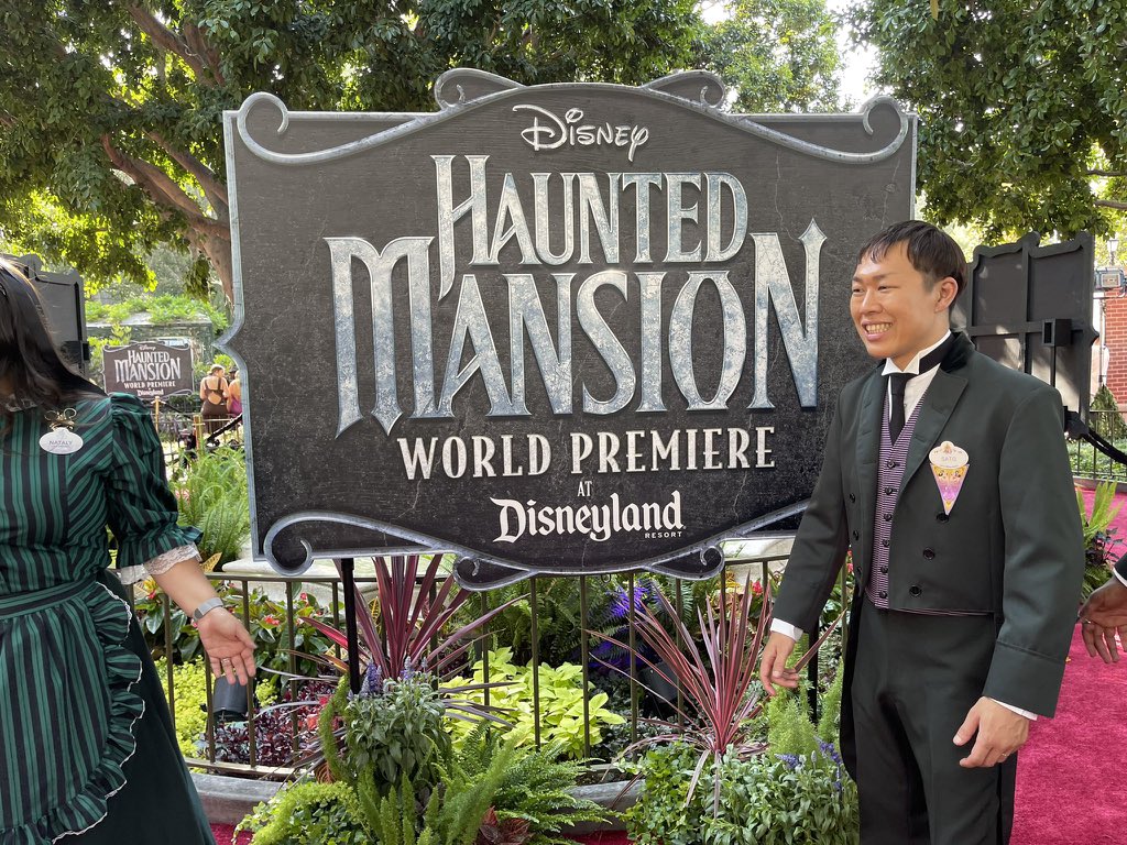 nuajes_'s tweet photo. Pour pallier l'absence des acteurs en grève, ce sont les personnages du parc qui ont foulé le tapis rouge de l'avant première mondiale de HAUNTED MANSION https://t.co/E5lsJ4YYWO