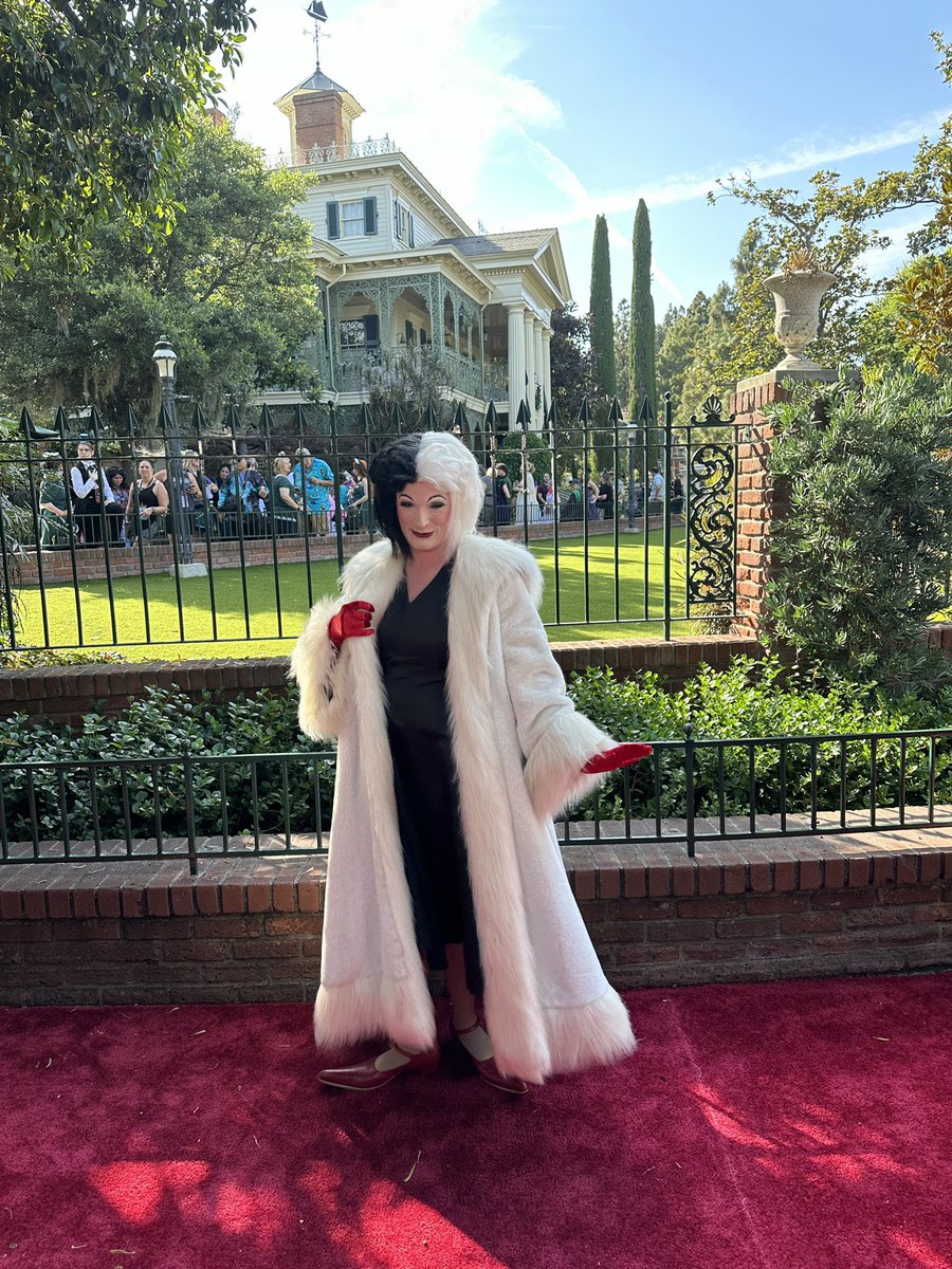 nuajes_'s tweet photo. Pour pallier l'absence des acteurs en grève, ce sont les personnages du parc qui ont foulé le tapis rouge de l'avant première mondiale de HAUNTED MANSION https://t.co/E5lsJ4YYWO