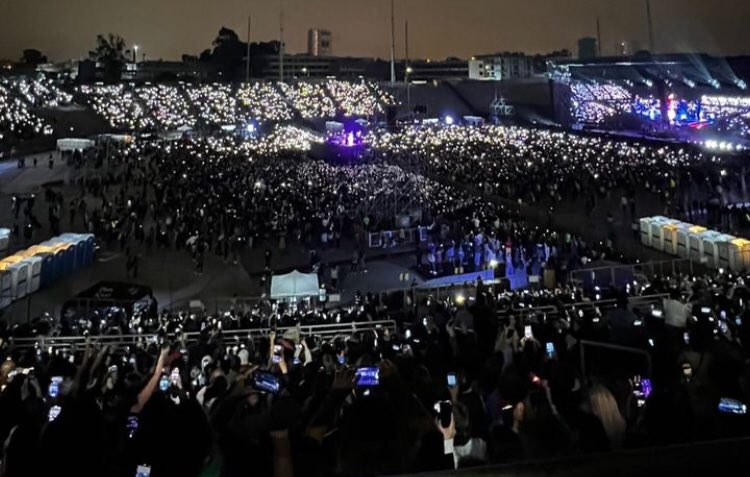 Rodrigo67554808's tweet photo. ¡Una cantante criolla llenando un estadio! Que grande es Eva Ayllón. 🫶🏻❤️ https://t.co/l1fBbM3DNB