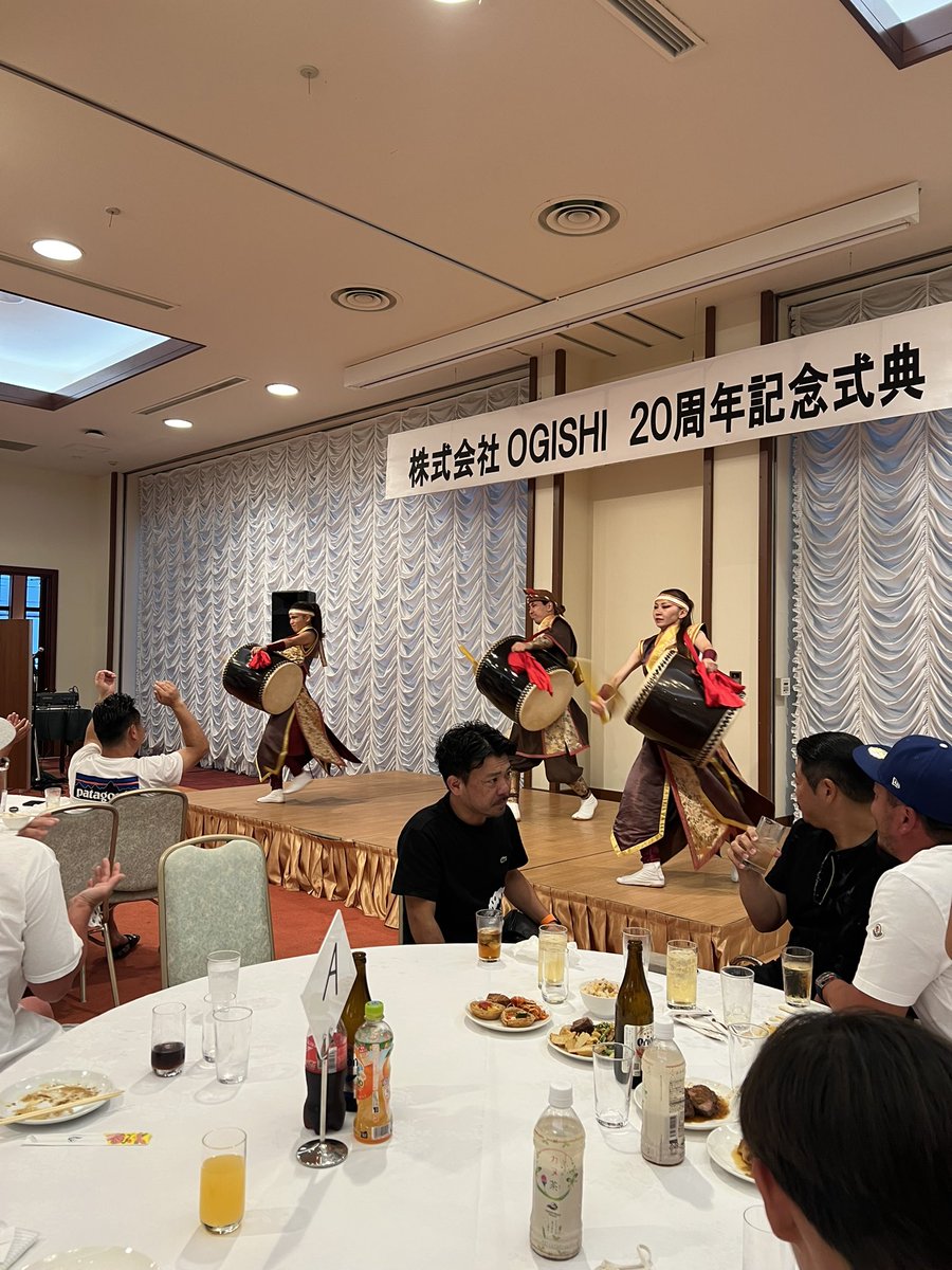 OGISHI_OFFICIAL's tweet photo. 昨日の夜は、プールサイドパーティー!を予定しておりましたが、残念ながらスコールで室内の会場に変更となりました🙌🏻
エイサーを披露していただき、みんなでカチャーシーを踊りました🌺
#OGISHI
#OGISHI20th記念沖縄旅行 https://t.co/WlPbiR1qnC