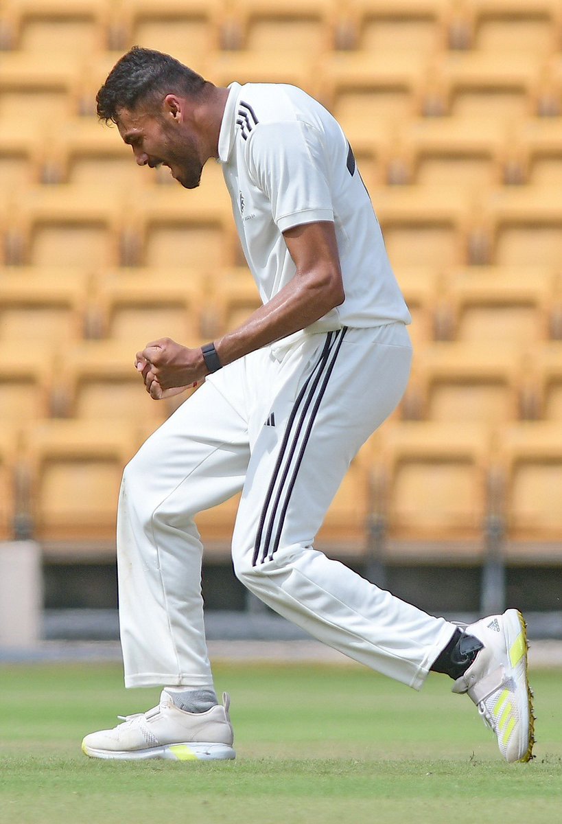 Karnataka pacer Vidwath Kaverappa, who returned a match haul of 8 wts is man of the match. With 15 wickets in the competition he’s also the man of the series. #DuleepTrophy #SzvWZ