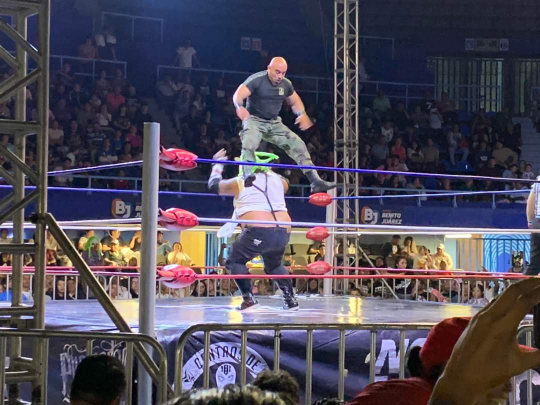 LaTijeraLucha's tweet photo. En lucha de poder a poder la #PuerquizaExtrema derrota al #NegocioTraumado en la gran función #Retro en el #JuanDeLaBarrera el negocio traumado fue complementado por #SuperComando, los Puerkos han dicho que el negocio no es nada sin #FreseroJr y que esperan revancha…
#latijera https://t.co/v1ShcgFPLN