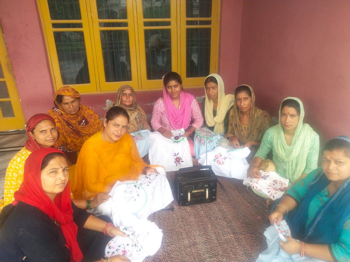 diosamba1's tweet photo. #AwaamKiAwaaz 
A group of artisans from village Kullian,vijaypur listening keenly to Awaam ki Awaaz programme on their Radio while doing embroidery.
@diprjk 
@OfficeOfLGJandK
@ddnewsSrinagar 
@PIBSrinagar 
@ddnews_jammu https://t.co/dtiw4Mi6Vj