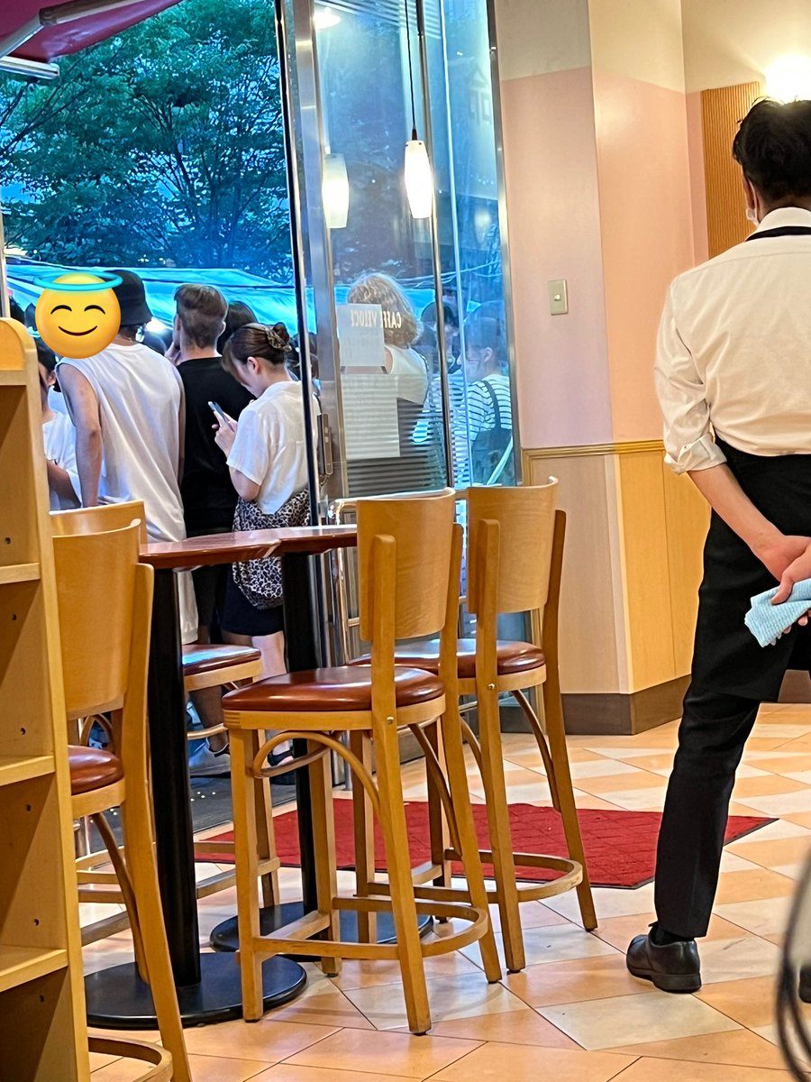 travelkyoto6's tweet photo. 日本人マナー良いなんてのはもう昔話。
歩行者天国沿いの店気の毒すぎる。
何も頼まないのにトイレ使おうとして断ったらきれる人。コーヒー頼んだんだから何があかんねん！と屋台で買った焼きそばを店内で食べる人。店の入り口の地べたに座って意地でものかない人。 https://t.co/HZmy8nYNXZ