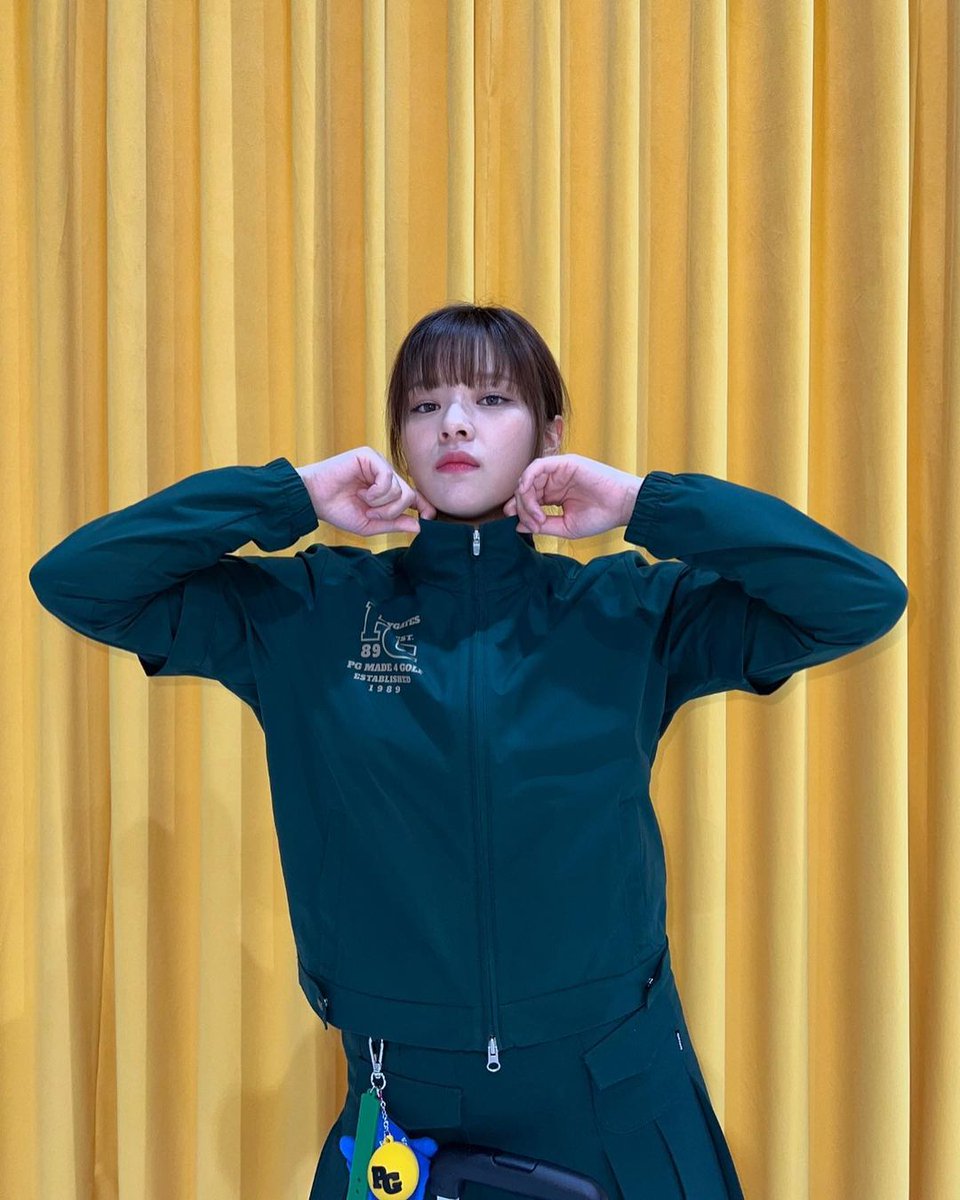 Surfer_Silver92's tweet photo. Jeongyeon, she’s so effortlessly attractive💚 https://t.co/xsY86ASFn6