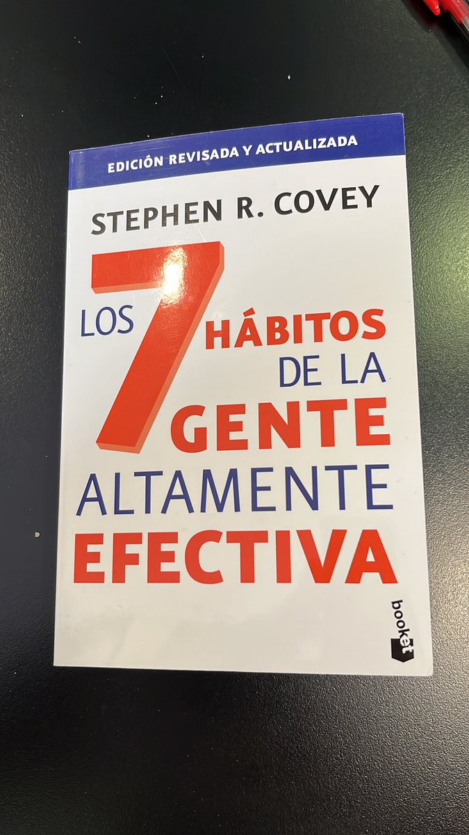 Estoy revisitando textos de Stephen Covey y descubro muchas nuevas capas que antes no detectaba, como una de Estoicismo y otra de Estrategia. A nadie se le compra todo el pescado pero este libro es maravilloso.