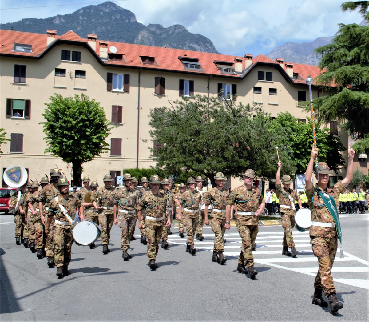 AlamariMusicali's tweet photo. Con questo #caldo c'è chi va in #vacanza al #mare o in #montagna e chi va al #lago (per lavorare) come la #Fanfara #Alpini #Taurinense #Esercito #lagodicomo #Como #lake a #Mandello del #Lario @Taurinense @Esercito https://t.co/UxzLA1UISv