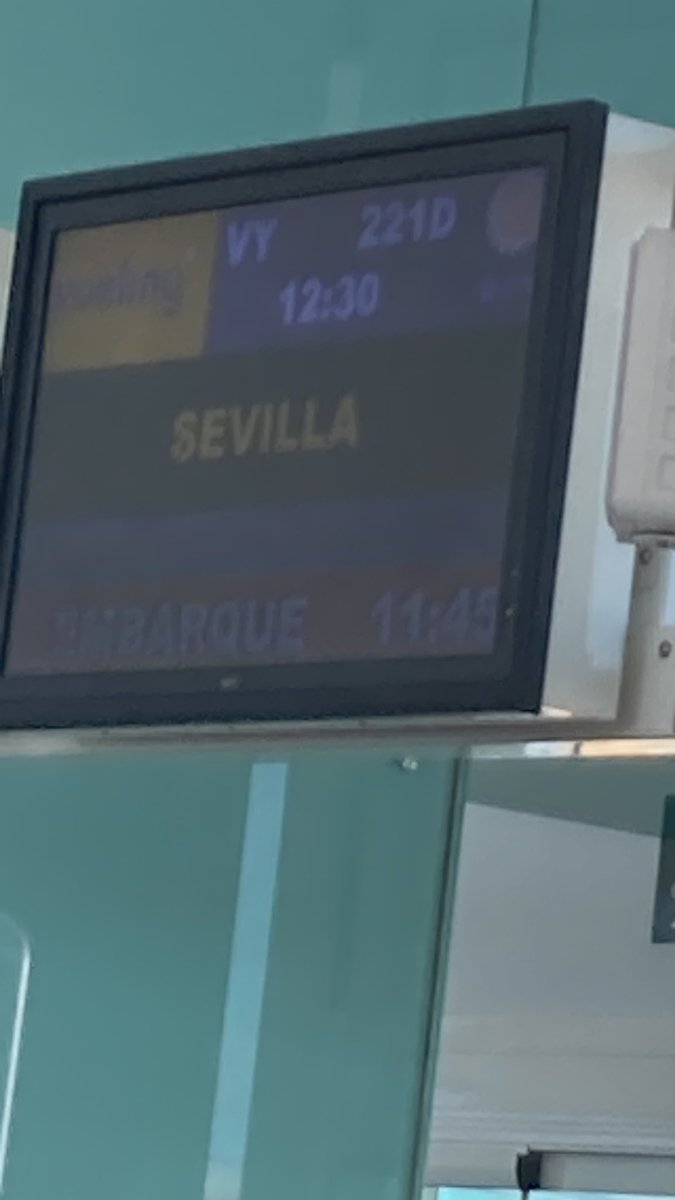 AdolfBerros's tweet photo. @vueling Normalitat, el que es diu normalitat… es broma, oi? 
Primer cop que surto d’un avió pel tobogan.
Per cert, el val de menjar que doneu, per 13’50€ a l’aeroport no n’hi ha ni per cafè 
12:30? Doncs seguim amb retard https://t.co/17pU3Ch5St