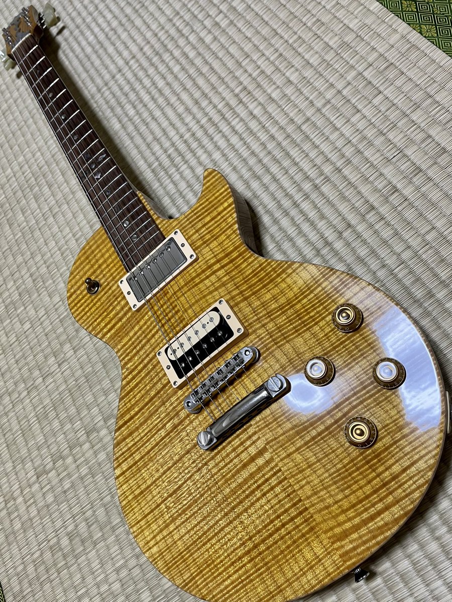 deepsnowlabel's tweet photo. 20年くらい前の自作です\(//∇//)\
5Aの虎杢は畳が似合いますね。
 #みんなのレスポール見せて https://t.co/jmVEweakbS