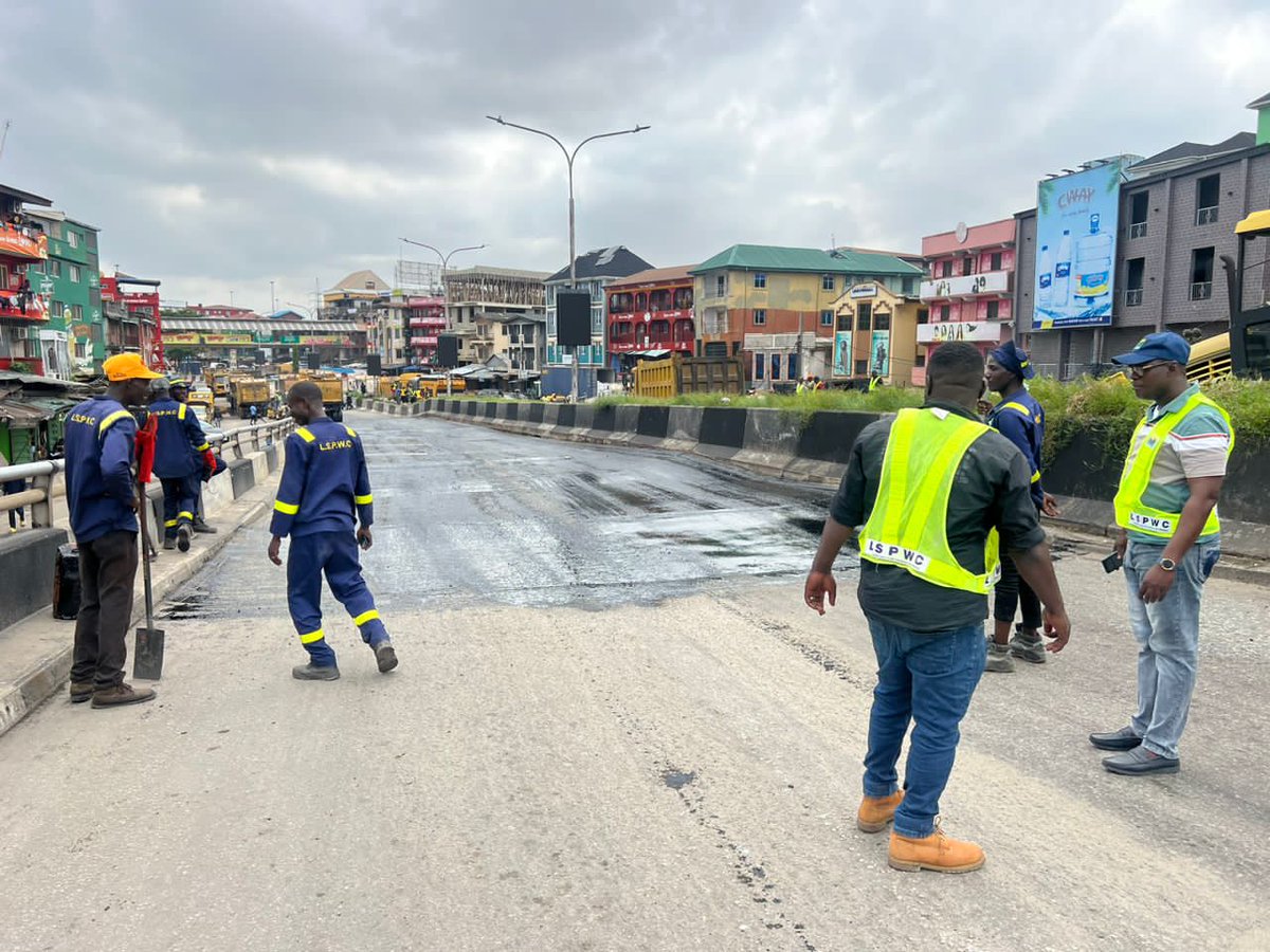 ONGOING: The Lagos State Public Works Corporation (LSPWC) begins Palliative Works on the tail end of  Apongbon inward Eko Bridge and also on the other side that leads to CMS &amp; outer Marina.

#GreaterLagosRising