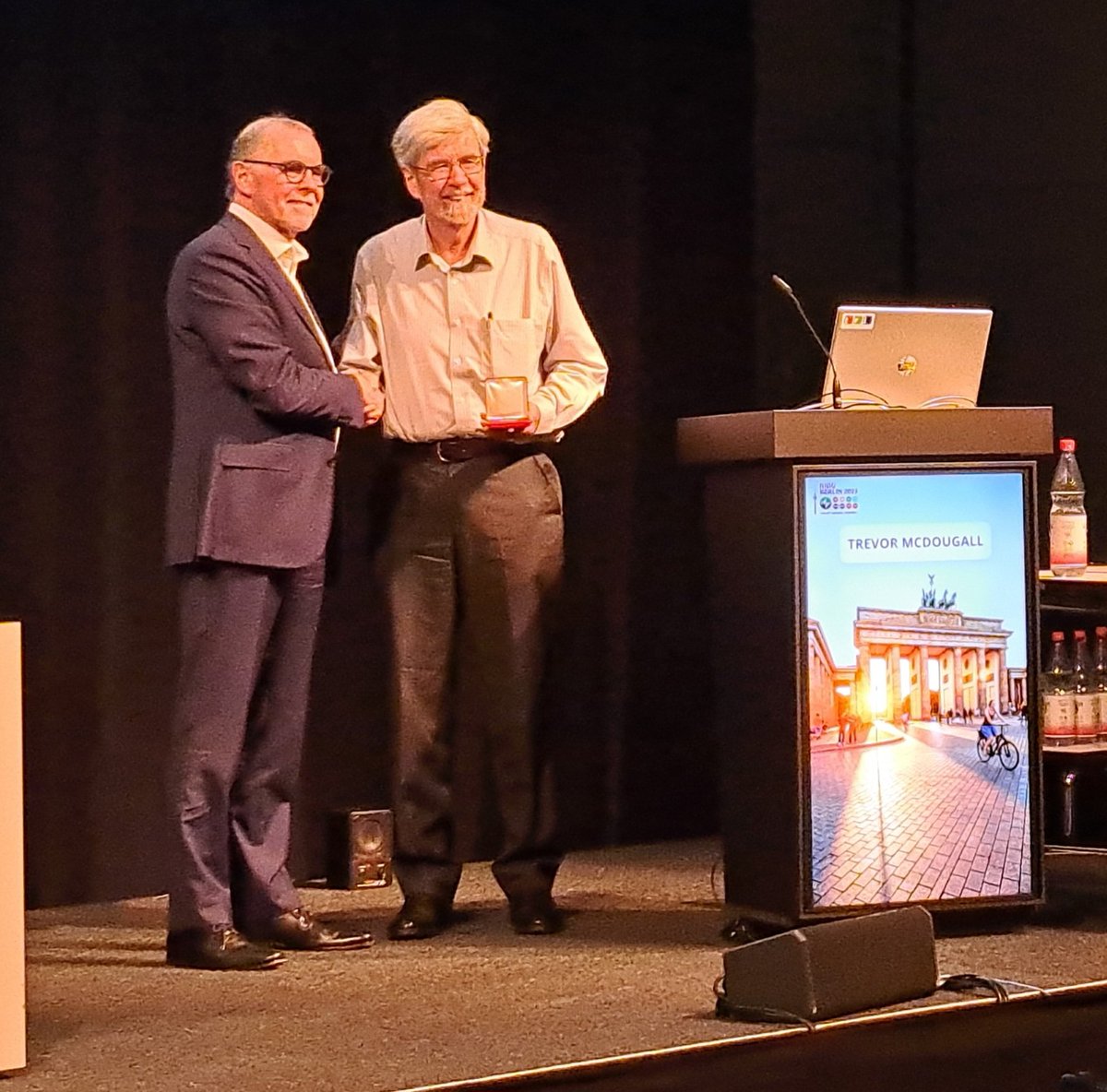 It's awards week in Germany 🏅 

John Churchp received the Albert I medal from IAPSO during #IUGG2023 for his outstanding contribution on sea level research and related new insights into climate change.