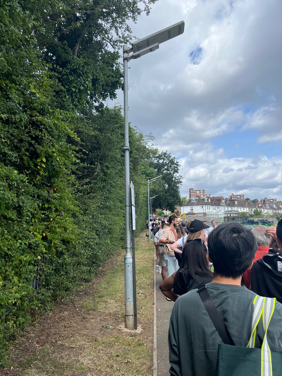 Itsmejay1527's tweet photo. @umpire_chair @ViewFromTheQ 

They just announced that grounds are at capacity and won’t let any anyone inside until after the men’s final. 1211 right now.   Everyone is confused because they just let us all walk in line. https://t.co/umlQfEG2gU