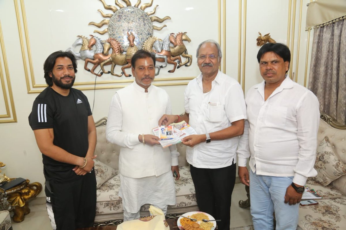 brijmohan_ag's tweet photo. अखिल भारतीय सतनाम सेना के राष्ट्रीय अध्यक्ष राजागुरु धर्मगुरु बाबा बालदास साहेब जी से "संपर्क से समर्थन" अभियान के तहत आज उनके निवास पर भेंट की।
प्रधानमंत्री माननीय श्री @narendramodi जी के नेतृत्व में केंद्र सरकार के 9 वर्ष पूर्ण होने पर केंद्र की योजनाओं के बारे में विस्तार से चर्चा की।
#9YearsOfSeva 
#9YearsOfGaribKalyan 
#9YearsOfModiGovernment