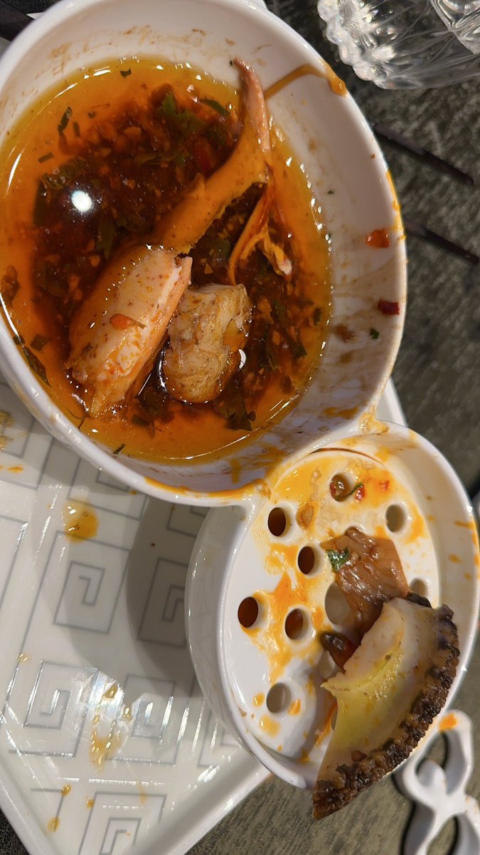 虽然我真的很喜欢吃红油 但总觉得把海鲜 比如鲍鱼 龙虾 北极贝 这种拿来煮红油火锅 真的有点暴殄天物😂感觉掩盖了本身的味道 https://t.co/xKvNGFZ1K5