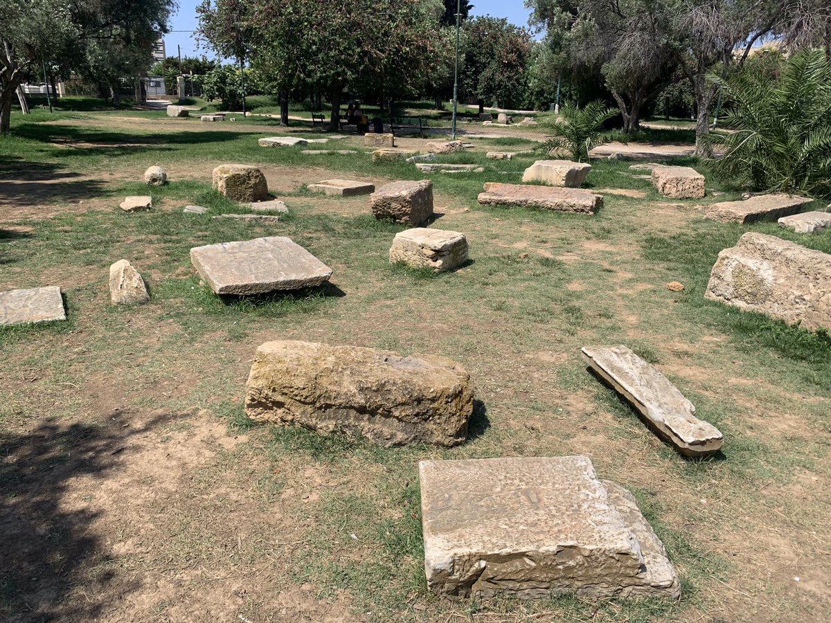 febcn's tweet image. El aula de Platón, donde impartía sus lecciones. He pensado en esas piedras que escucharon su voz y forman parte del primer campus universitario. No queda más que emocionarse.