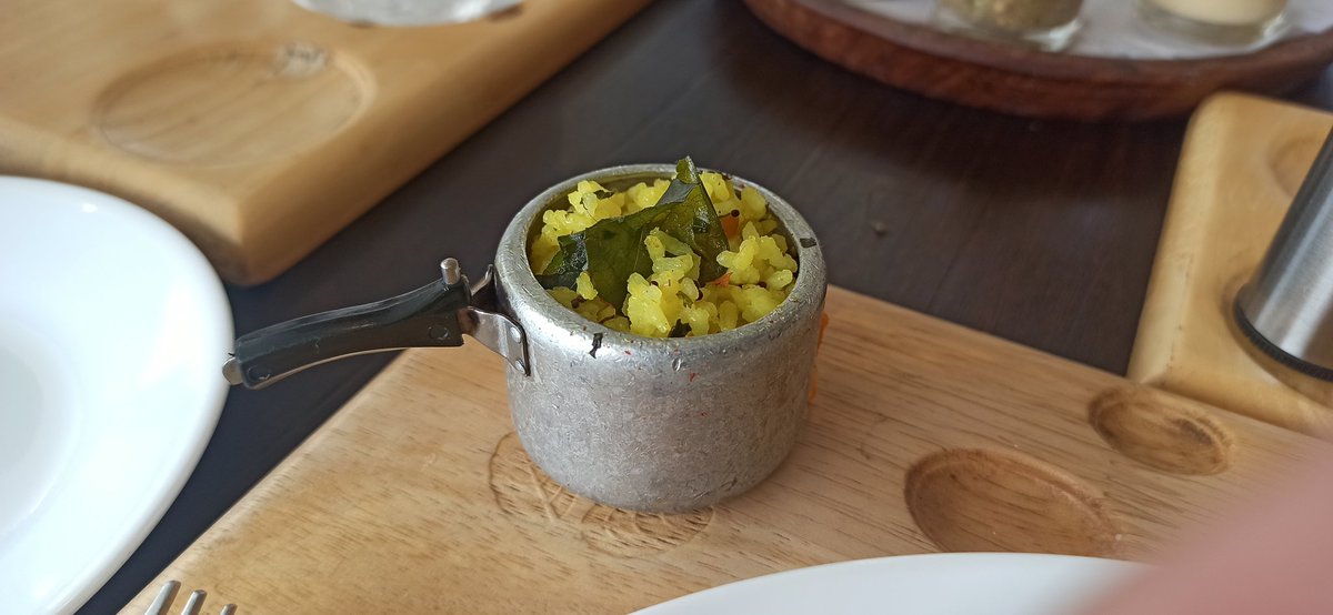 _Silencepedia_'s tweet image. Just had the most adorable dining experience yesterday! 😍 At Sattvam Whitefield, they served #satvik food delicious meal in the tiniest pressure cooker ever! It was too cute to handle! 🥘💕 #Foodie #RestaurantDelights #CutestPressureCooker #SattvamWhitefield