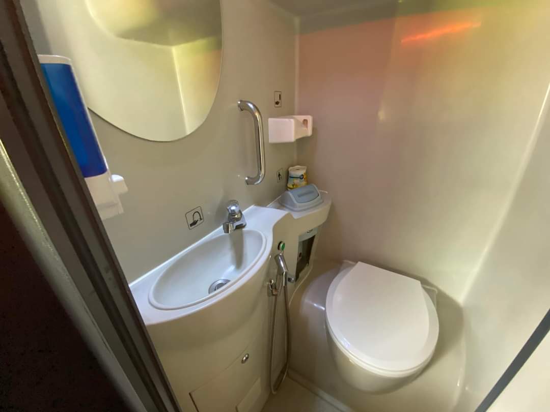 Tahukah anda Anthony Loke buat hal lg.

Lps perkenalkan MyPSV iaitu gov belanja B40 buat lesen bawa bas yg berharga RM2590, dia perkenalkan pula game changer industri bas Malaysia.

Bas panjang, tinggi &amp; selesa dgn seat kapten 2+1 kapasiti 51 org, siap ada toilet mcm zaman dulu.