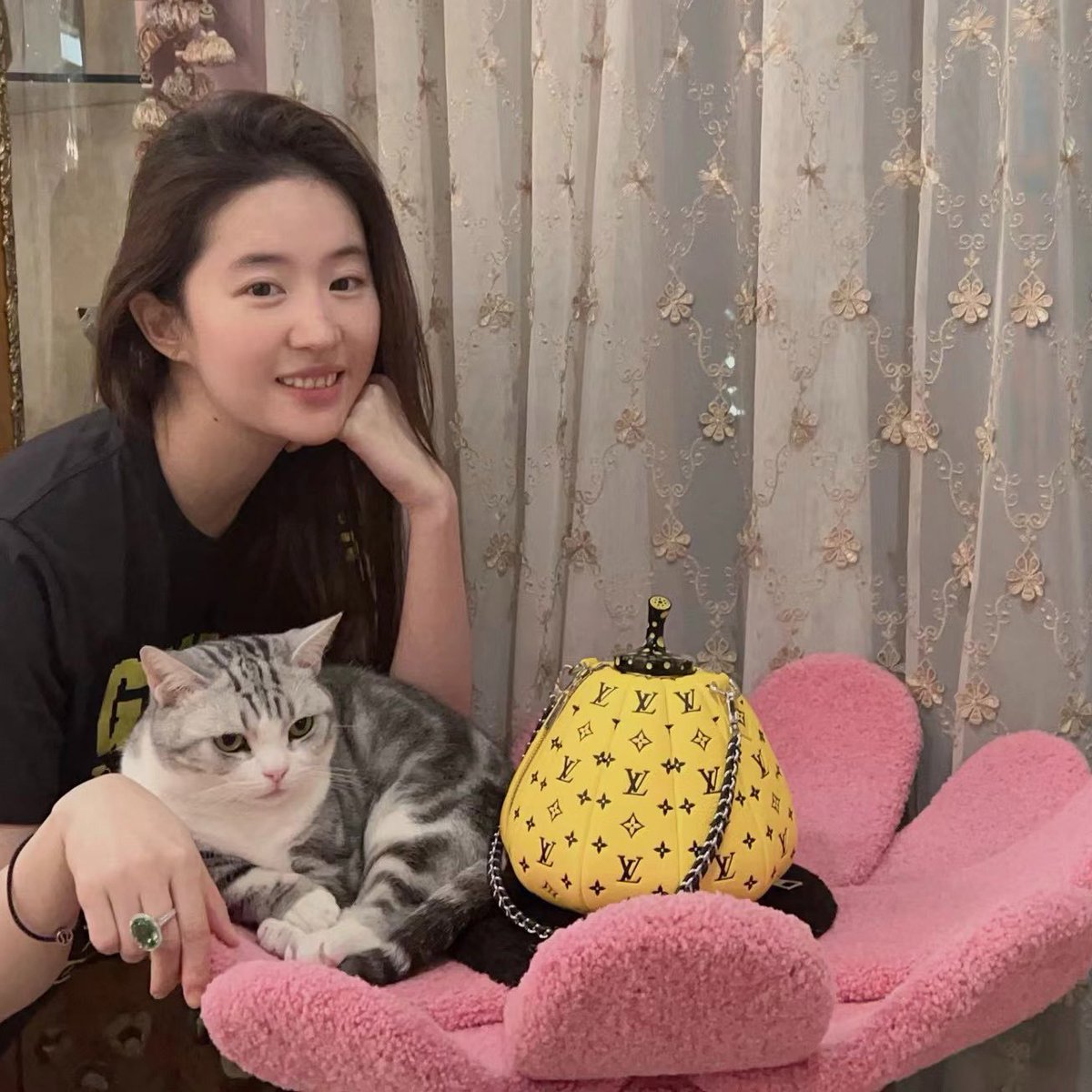 LiuyifeiSpain's tweet photo. 📸 Liu Yifei 🩷 Photography With Louis Vuitton✨ #LouisVuitton 
#LiuYifei #CrystalLiu #yifei_cc #photography @yifei_cc #Mulan #photos https://t.co/q5DqWpGN6m