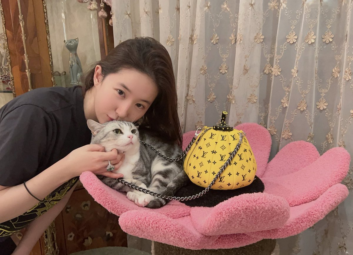 LiuyifeiSpain's tweet photo. 📸 Liu Yifei 🩷 Photography With Louis Vuitton✨ #LouisVuitton 
#LiuYifei #CrystalLiu #yifei_cc #photography @yifei_cc #Mulan #photos https://t.co/gAg6zooErF