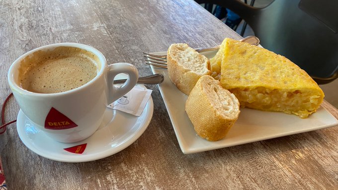 AromaCafes's tweet photo. #Cafelfie durante el desayuno de @ellegancia_, @lmontoya @Crisjitina y @Dianapa00. Y a ti, con qué te gusta acompañar tu #café? ☕ https://t.co/CcKe5vqb1O