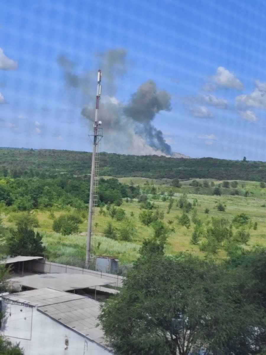 front_ukrainian's tweet photo. ⚡️⚡️A powerful explosion in temporarily occupied Luhansk https://t.co/2yV4lzjOs5