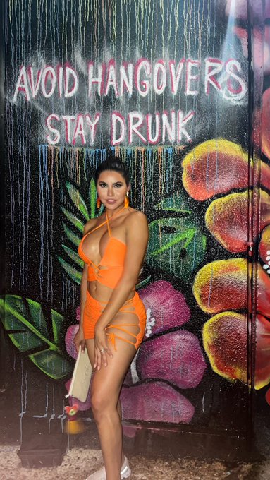 Me encanta perrear 🥂🇵🇷🎉 💃🏻  Having the best time in PR .  And if you haven&rsquo;t I have new videos on my