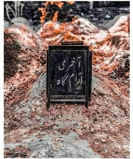 UrduVirsa's tweet photo. آج تھوڑا سا حقیقت پسندی کا مظاہرہ کرتے ہیں___ 💯

 آپ کو دفنا کر  واپس آتے ہی آپ کے لواحقین کا دھیان رخصت ہوتے ہوئے مہمانوں کے کھانے کے بندوبست کی طرف جائے گا کہ انھیں کھانا کھلا کر رخصت کرتے ہیں۔
ایک ہفتہ گزرے گا آپ کے بچوں کے سکول واپسی کا سلسلہ شروع ہو جائے۔
دو ہفتے گزریں گے افسوس کرنے والوں کا آنا جانا بند ہو جائے گا۔
تین ہفتوں تک آپ کی قبر کی زیارت روزانہ سے دو یا تین دن بعد پر آ جائے گی۔
ایک ماہ گزرے گا گھر میں  واپس ٹی وی چلنا شروع ہو جائے گا۔
تقریبا ڈیڑھ ماہ بعد آپ کے بچے واپس فلموں ، گانوں کارٹونز کی جانب آ جائیں گے۔
آپ کی قبر کی زیارت جمعہ جمعہ یعنی ساتویں دن ہو جائے گی۔
دو ماہ تک آپ کی بیوی یا شوہر کسی بات پر ہنس لیا کریں گے۔ تھوڑا مسکرا لیا کریں گے۔
چار ماہ تک گھر میں واپس بالی وڈ ہالی وڈ  موویز گانوں کا مکمل راج ہو چکا ہو گا۔
مزاحیہ باتوں پر قہقہے گونج رہے ہوں گے۔
چھے ماہ گزرے آپ کی قبر پر اب مہینے میں ایک بار چکر لگتا ہے۔
ایک سال گزرا اور گھر والے سوچیں گے
 آج پورا سال ہو گیا۔ آخری بار قبر پر کب گئے تھے؟ شاید ایک ماہ پہلے؟ آخری بار دعا کب کی تھی ؟ شاید یاد بھی نہیں۔”
یقین کریں  آپ جتنے بھی توپ کیوں نا ہوں محض ایک سال میں  آپ سورہ دہر کی پہلی آیات کا عملی نمونہ ہوں گے
 انسان پر ایک ایسا دور بھی تھا کہ وہ کچھ نہ تھا۔
بے شک یہ پیدائش سے پہلے کی بات ھے۔
آپ اسے وفات کے بعد بھی سوچ لیں
ھم آپ چاہے جتنے بھی لوگوں کے محبوب ھوں
ھم کچھ نہیں، ھماری اوقات کچھ نہیں...
 مختصر یہ کہ اپنے لیے نیک اعمال خود ھی تیار کریں، مرنے کے بعد کسی کے بھروسے پہ نہ رہیں...!

منقول