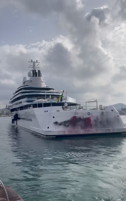 FuturoVegetal's tweet photo. La acción pone el broche final a la campaña “Jets and Yachts, the party is over”, convocada por @XRIbiza  quienes demandan la prohibición de los #Jets  privados y el fin de las emisiones de lujo 🤑 https://t.co/0tJsCc6dtw