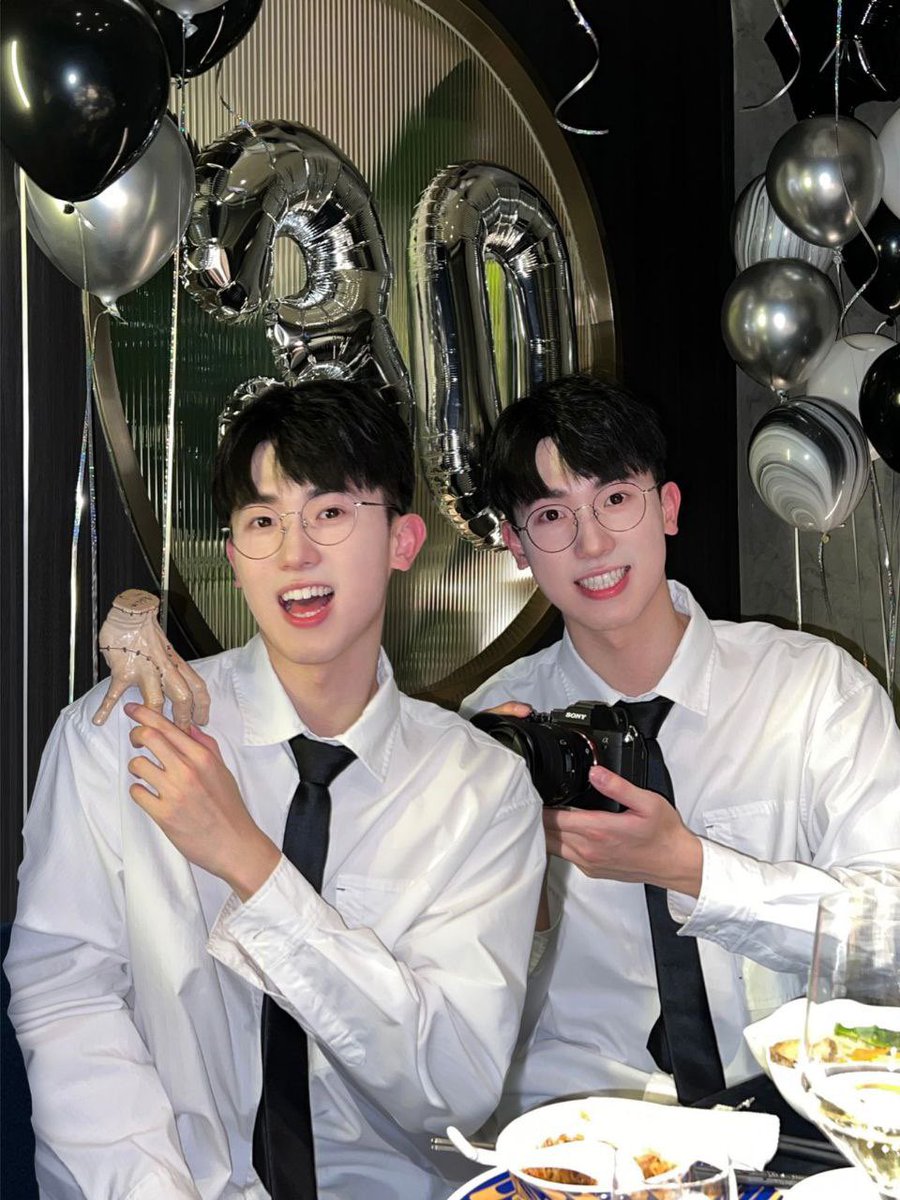 RRRR10069's tweet photo. 参加朋友的生日宴，有个骚逼一直盯着弟弟，我直接帮他约好了晚上，他没想到是我和弟弟一起上，两根鸡巴让他前后都塞得满满的，话都说不出来。还有没有骚逼也想吃两根的。 https://t.co/pNfAU8YRf9
