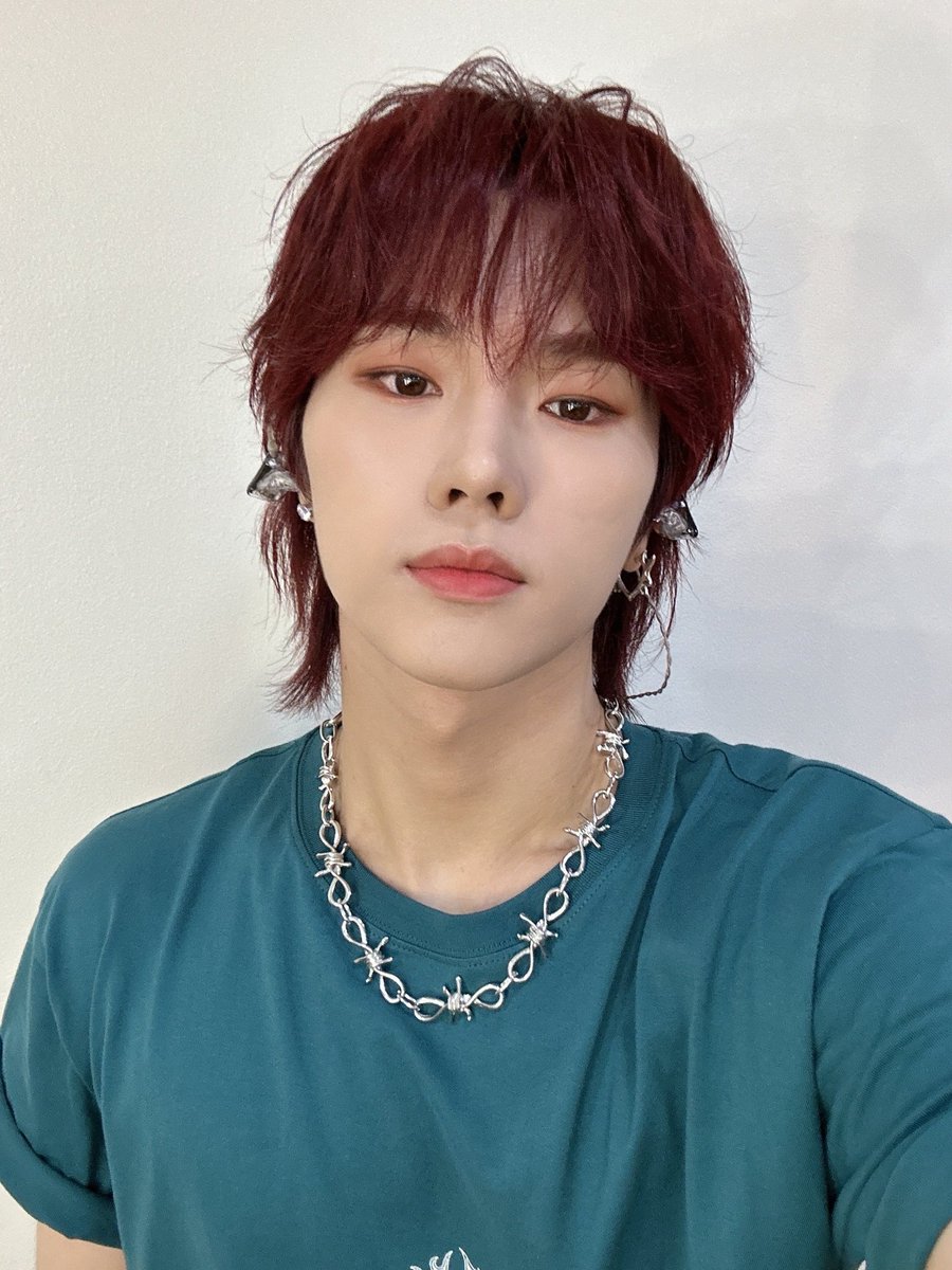 MAANN HE SMELLS LIKE JUNHAN hdd😭😭