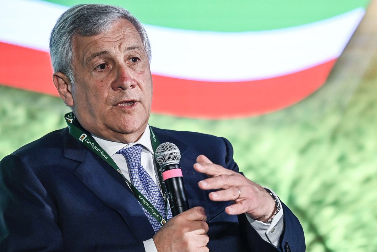 Antonio #Tajani: “Mai stato un cameriere”.

Erano cene eleganti.