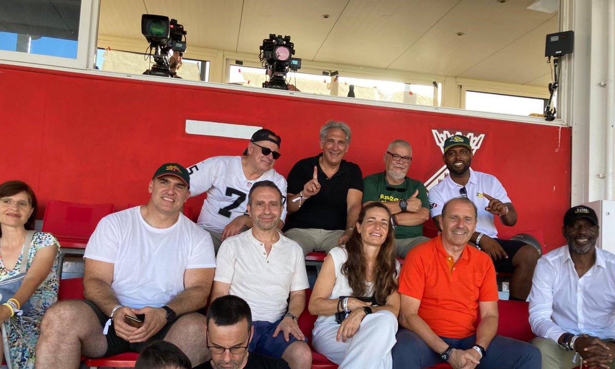 luisvjones's tweet photo. Un lujo compartir ayer el Palco de los @Dragons_BCN con jugadores y coaches mรญticos como Angoy, Guirles, Vicens + Xisco y tambiรฉn ExDirectivos como Miguel junto a parte de la nueva propiedad del equipo con @JasonRobinson #OneDragon ๐๐ซถ๐ช๐ฝ๐ https://t.co/6ff2nKeKFc