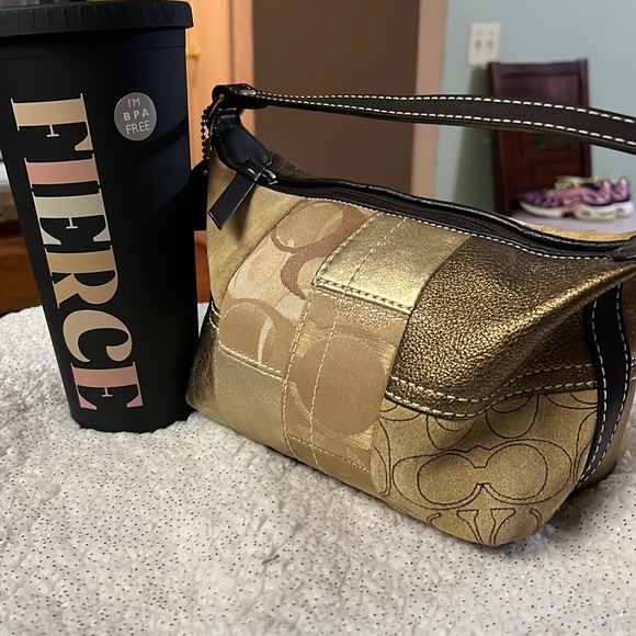AraBri2's tweet photo. So good I had to share! Check out all the items I'm loving on @Poshmarkapp #poshmark #fashion #style #shopmycloset #coach #portandcompany #vincecamuto: https://t.co/BS0QYly0aM https://t.co/emtGZqausU