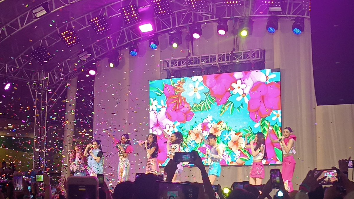 tineeeee22's tweet photo. 1st time ko mag Support Ng PPOP Group At un ang BINI, Super Saya ko na Makita kayo sa Personal at Makita kayo Magperform Ng Live.  Masasabi ko na Isang Ganap na Blooms na ako 🥰 Susuportahan ko kayo Hanggang Dulo 🥰 Mahal Ko Kayo Bini 🌸

#BINI #BINIFEST https://t.co/Z5HurHaNJg