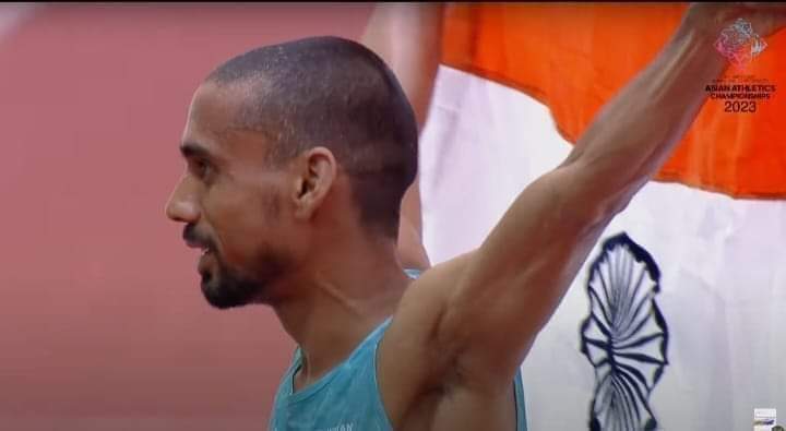 यह UP के इलाहाबाद से आने वाले अजय पासवान हैं। अजय ने बैंकाक में चल रहे एशियन गेम्स में 1500 मीटर दौड़ प्रतियोगिता में 3 मिनट 41 सेकंड 51 माइक्रोसेकंड में दौड़ पूरी कर गोल्ड मेडल जीता है।

अजय को बधाई दिजिए।
