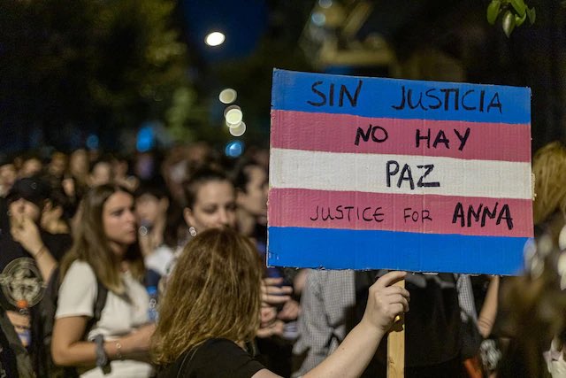 CarlaAntonelli's tweet photo. El asesinato de Anna, la mujer trans cubana que logró ser feliz en Atenas, aviva la llama de la lucha por los derechos LGTBI en Grecia: Había huido de la isla para vivir libremente en un entorno seguro. Encontró refugio en la danza y en los grupos de apoyo a refugiados del colectivo. El lunes apareció apuñalada en su casa https://t.co/hFK6Hs81XY vía @el_pais