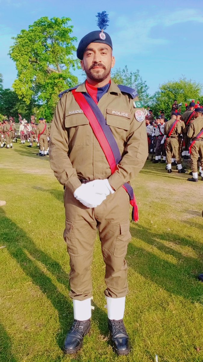 Haiderhadee786's tweet photo. Alhamdulilah passed out on 27 June 2k23😘👨‍✈️🥰🇵🇰
#passingoutparade
#PunjabPolice 
#pakiatanzindabad https://t.co/NsSMln4NoX
