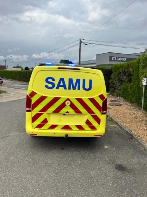 ActuSamu's tweet photo. [ ActuSAMU - SMUR ] : 🤩 Nouveau véhicule Mercedes-Benz France pour le #SMUR 🚑 du #SAMU44 CHU de Nantes ⬇️

📸 TIB carrossier constructeur https://t.co/4moepMLe2J