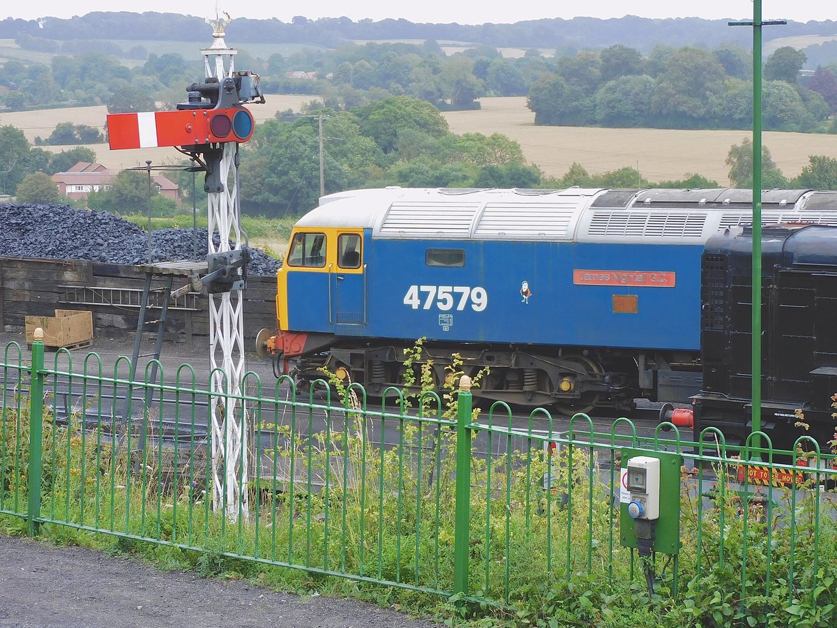 kingy69beard's tweet image. For #SemaphoreSunday we see 47579 &apos;James Nightall GC&apos; parked up for the night at Ropley @Watercress_Line
