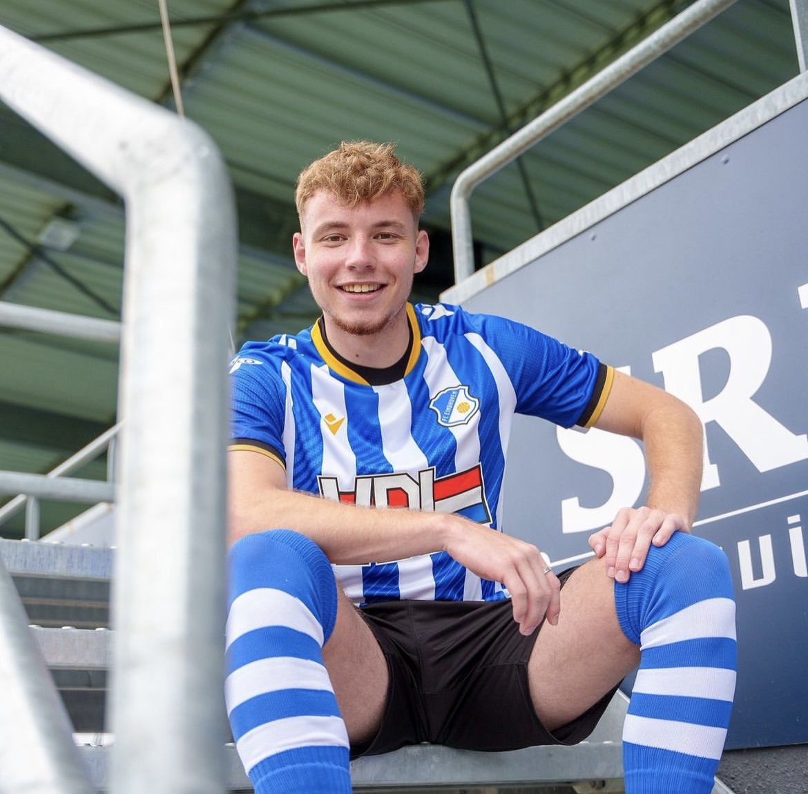 MondoCalcio_it's tweet photo. Tibo Persyn, centrocampista belga classe 2002, è ufficialmente un nuovo calciatore del FC Eindhoven. Arriva dall’Inter a titolo definitivo ed ha firmato un contratto fino al 30 giugno 2025. #Calciomercato #FCEindhoven #Inter #Persyn https://t.co/tCZmyALLBy