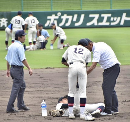 livedoornews's tweet photo. 【4人が治療受ける】高校野球、明石南の選手6人が足つる 監督「水分補給徹底させたが」
https://t.co/7vV6SRrXCh

滝川二と対戦し、終盤までリードしたが、緊張と体力の消耗からか足をつる選手が出始めた。赤石南は八回に同点とされ、タイブレイクの延長10回に4点を勝ち越され試合は5-9で敗れた。 https://t.co/TeqmMbvQgX