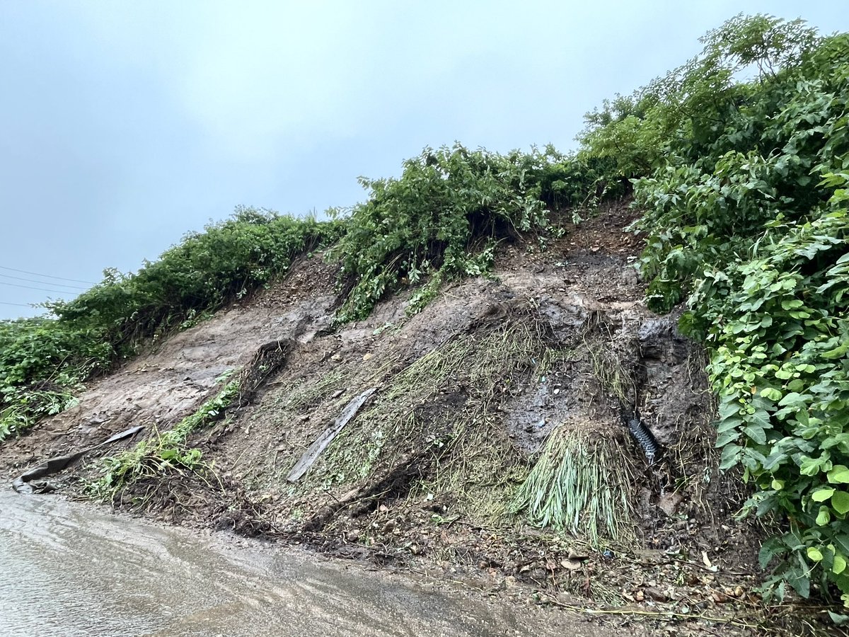 shirataki1901's tweet photo. 雨は小降りになり増水した川も爪痕を残し引けました。沢山いたアユはどこに行ったのでしょうか。
私の自宅下の斜面は崩れ、庭も少し減りました。固定資産税も少し減るのでしょうか。
ボートで救助されたり避難したり断水になった社員がいます。
カフェは明日も臨時休業します。 https://t.co/mumVpdMDiM