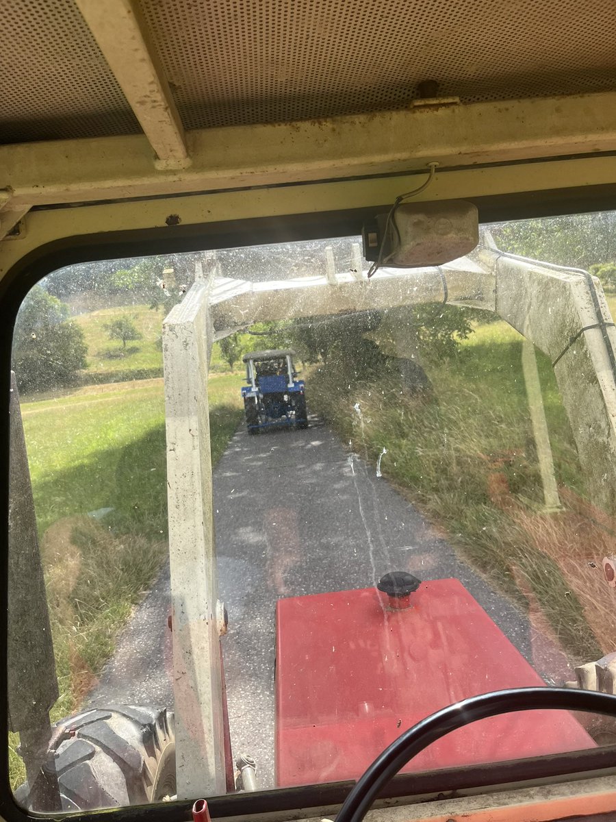 anjabl's tweet photo. Auf dem Weg zum #Schleppertreffen nach #Hilsenhain. Der Mann weigert sich anzuhalten, damit ich besser tippen kann … #Rippenweier https://t.co/qg15OgJdoL