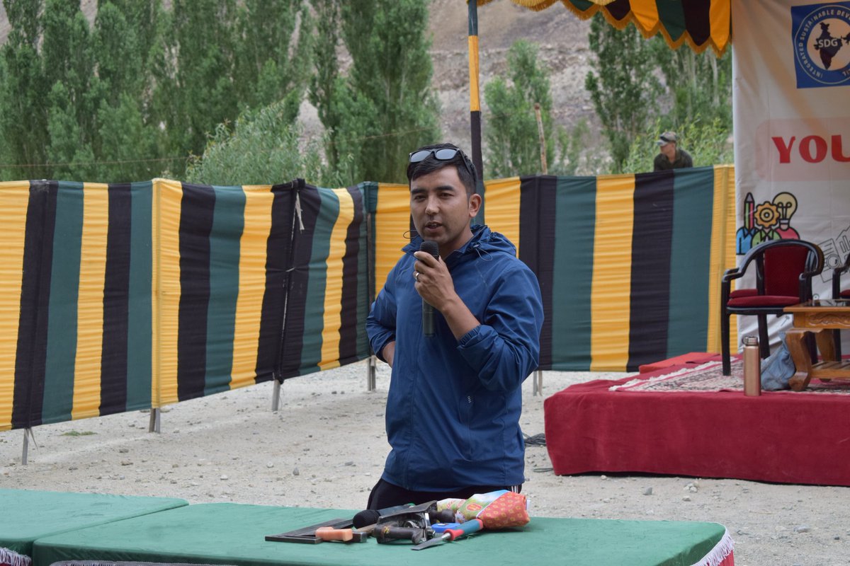 The ongoing skill workshop in #Turtuk is no less than a festival. While famous wood craftsman (Insta: @tashinamgyal51) shared knowledge on leveraging technology to preserve traditional art, the local craftsmen stunned the show with their skills.

Turtuk is a crown jewel of #India