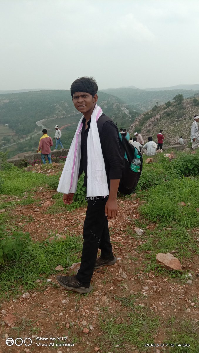 ganeshnanoma21's tweet photo. कल कुछ लोग सीधी चढ़ाई चढ़ गए और कुछ लोग चलते चढ़ते हुए थक गए बेहोश भी हुए, इसलिए @Bhilraj11 दादा कहते हैं कि दिन में तीन तीन बार खाओ,, व्रत उपवास अंध विश्वास और पाखंड से दूर रहो
#आदिवासी_मांगे_भीलप्रदेश
#HBD_BhanwarLalParmar https://t.co/BE3GaIoVF7