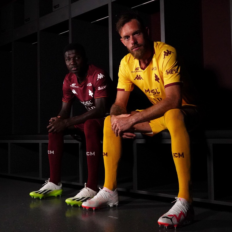 FCMetz's tweet photo. [ ℙ𝕣𝕠 ]

📍 𝐋𝐞𝐬 𝐞́𝐜𝐚𝐢𝐥𝐥𝐞𝐬 𝐝𝐮 𝐆𝐫𝐚𝐨𝐮𝐥𝐥𝐲 sur le maillot Home.

✈️ 𝐋𝐚 𝐜𝐨𝐮𝐥𝐞𝐮𝐫 "𝐏𝐢𝐞𝐫𝐫𝐞 𝐝𝐞 𝐉𝐚𝐮𝐦𝐨𝐧𝐭" et des flammes sur le maillot Away.

🔎 Découvrez les maillots grenats en détails ⬇️