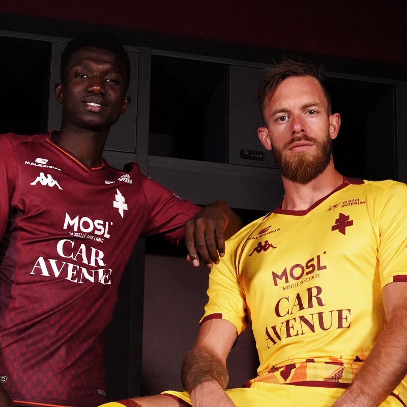 FCMetz's tweet photo. [ ℙ𝕣𝕠 ]

📍 𝐋𝐞𝐬 𝐞́𝐜𝐚𝐢𝐥𝐥𝐞𝐬 𝐝𝐮 𝐆𝐫𝐚𝐨𝐮𝐥𝐥𝐲 sur le maillot Home.

✈️ 𝐋𝐚 𝐜𝐨𝐮𝐥𝐞𝐮𝐫 "𝐏𝐢𝐞𝐫𝐫𝐞 𝐝𝐞 𝐉𝐚𝐮𝐦𝐨𝐧𝐭" et des flammes sur le maillot Away.

🔎 Découvrez les maillots grenats en détails ⬇️
