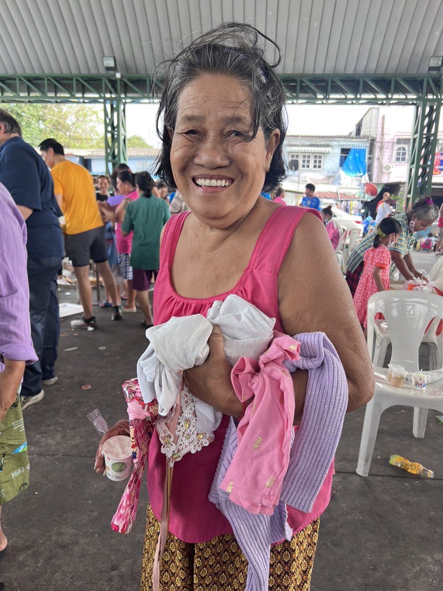 BKK_community's tweet photo. 🌟 The most fun day of the month for the lower income communities. This was last months Edition in Klong Toey. 300 kids, adults, and awesome volunteers. Treats, toys, clothes, and smiles guaranteed! Your donations make it all possible. #bangkok #thailand #klongToei https://t.co/DlWz7SnVPs